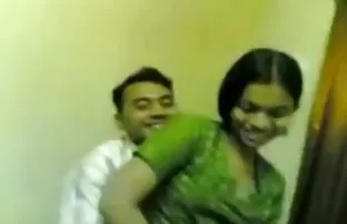 XXX Blonde menyerahkan diri pada dua orang kulit bokep indo full online hitam